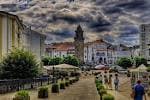 Vista panorámica de una plaza céntrica de Betanzos con edificios y cielo nublado