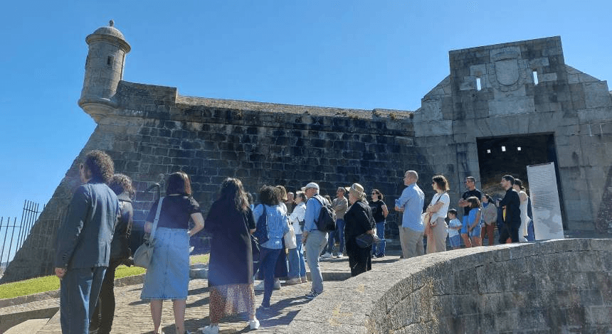 Vista exterior de un edificio histórico o cultural con un grupo de personas en A Coruña