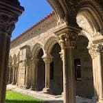 Pasillo del Claustro de San Francisco con arcos y columnas de piedra