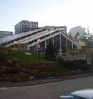 Vista panorámica exterior del Fórum Metropolitano con tejado inclinado