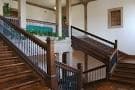Escalera interior de madera en el Pazo de Amarante
