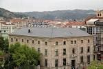 Vista aérea del Edificio de Correos de Ourense con el paisaje urbano de fondo