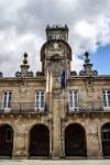 Detalle vertical de la torre y banderas de la Casa Consistorial de Lugo.