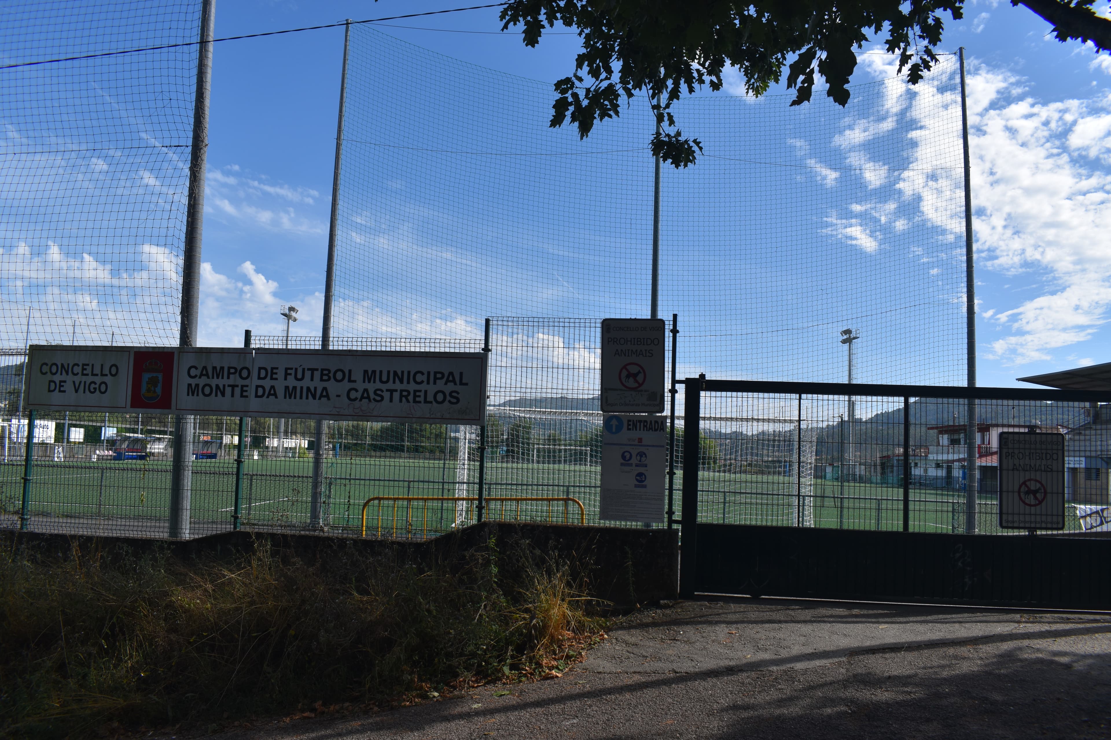 Entrada al Campo de Fútbol Municipal Monte da Mina con vallas y campo al fondo