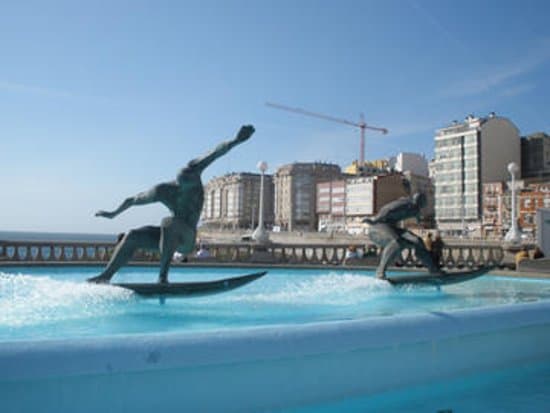 Fuente de los surfistas encima de la playa del Matadero y en ...