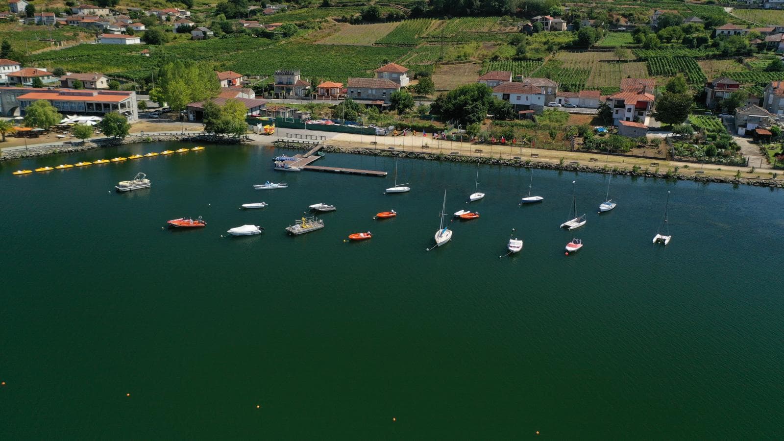 Vista aérea del Parque Náutico de Castrelo de Miño con embarcaciones en el lago