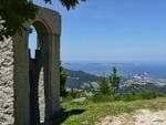 Arco de piedra en el Mirador do Monte Cepudo con vistas panorámicas a la ciudad y la ría