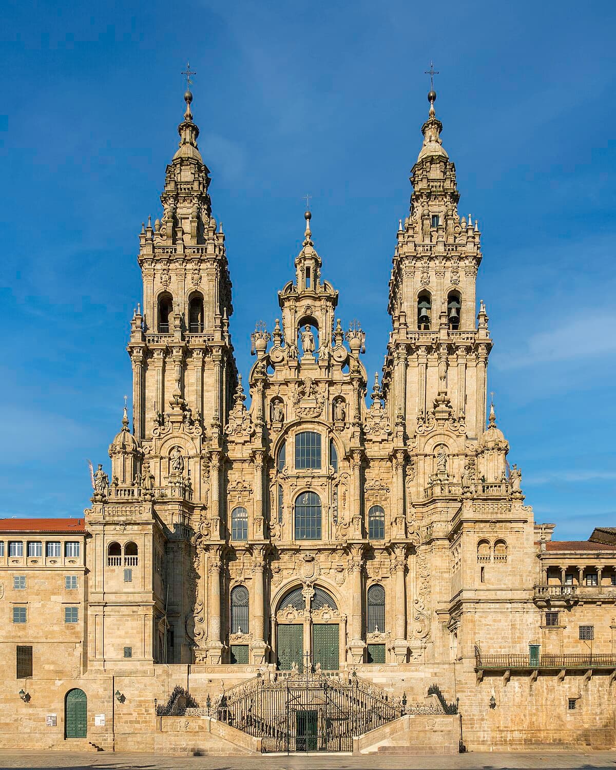 Vista frontal de la Catedral de Santiago de Compostela bajo cielo azul