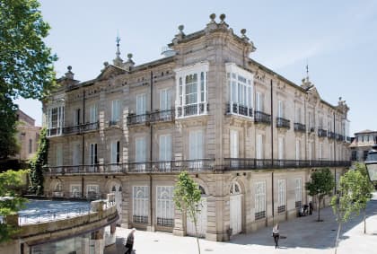 Fachada principal del Centro Cultural Marcos Valcárcel durante el día