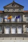 Detalle de la fachada central del Pazo Provincial de Pontevedra con banderas