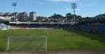 Vista del campo de fútbol y las gradas del Estadio de O Couto bajo un cielo azul