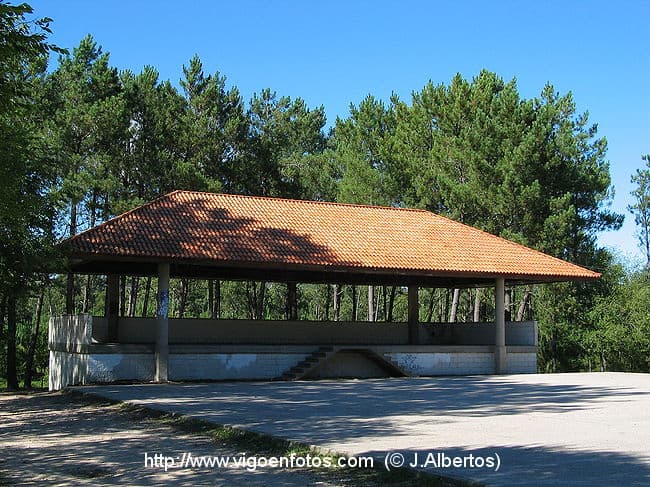 Pabellón cubierto de madera en el Parque Forestal de Zamáns, ideal para eventos al aire libre.