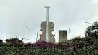 Escultura de violín en el exterior del Centro Veciñal e Cultural de Valladares