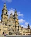 Vista frontal de la Catedral de Santiago de Compostela bajo cielo azul