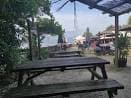 Mesas de picnic en la zona exterior del Chiringuito O Pirata