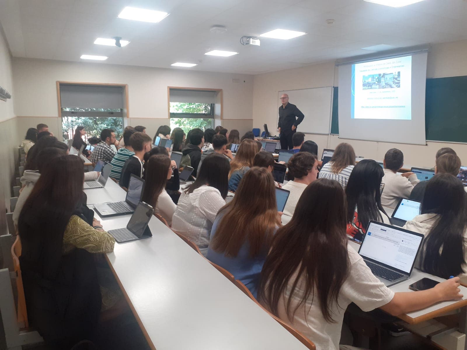 Aula o sala de conferencias con estudiantes en la Facultad de Matemáticas