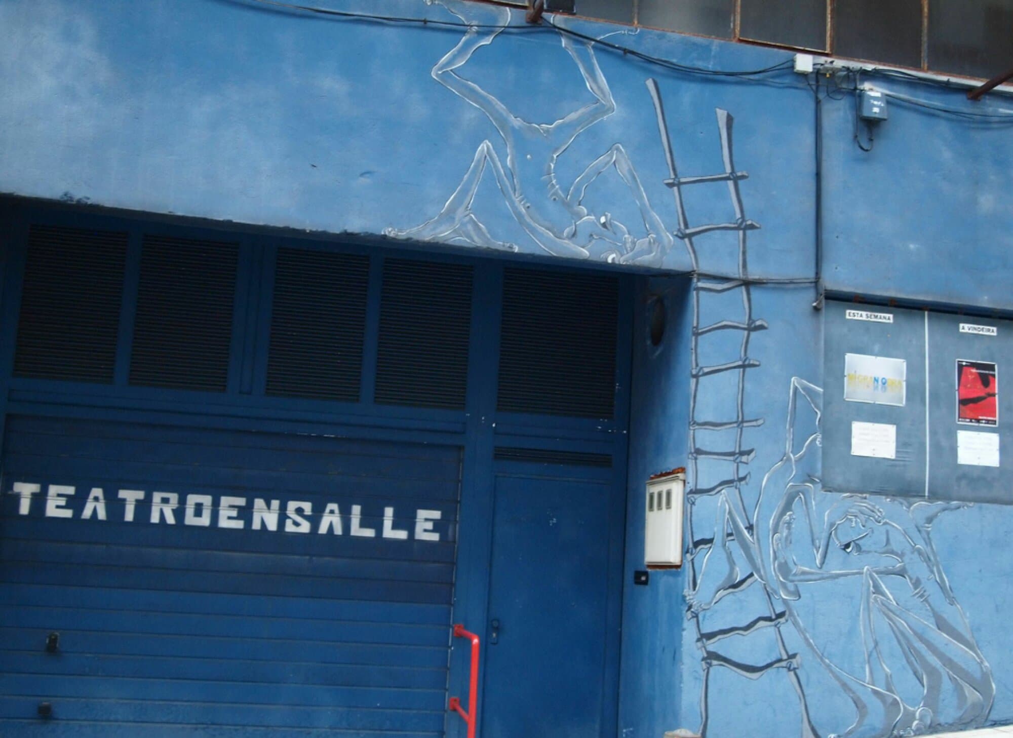 Fachada exterior del Teatro Ensalle con su distintivo mural azul