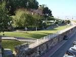 Vista panorámica de los Jardines de la Maestranza con áreas verdes y muros de piedra