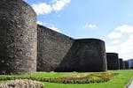 Vista panorámica de la Muralla Romana de Lugo con césped verde