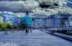 Paseo marítimo de O Parrote con edificios y cielo dramático