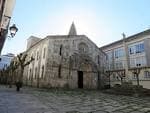 Perspectiva de la Colegiata de Santa María del Campo desde una calle adyacente de la plaza.