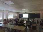 Interior de un aula con estudiantes y proyector en el IES Sánchez Cantón
