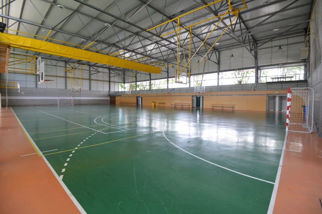 Cancha deportiva vacía dentro del Pabellón Universitario