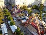 Vista aérea de atracciones de feria en Pontevedra con edificios al fondo