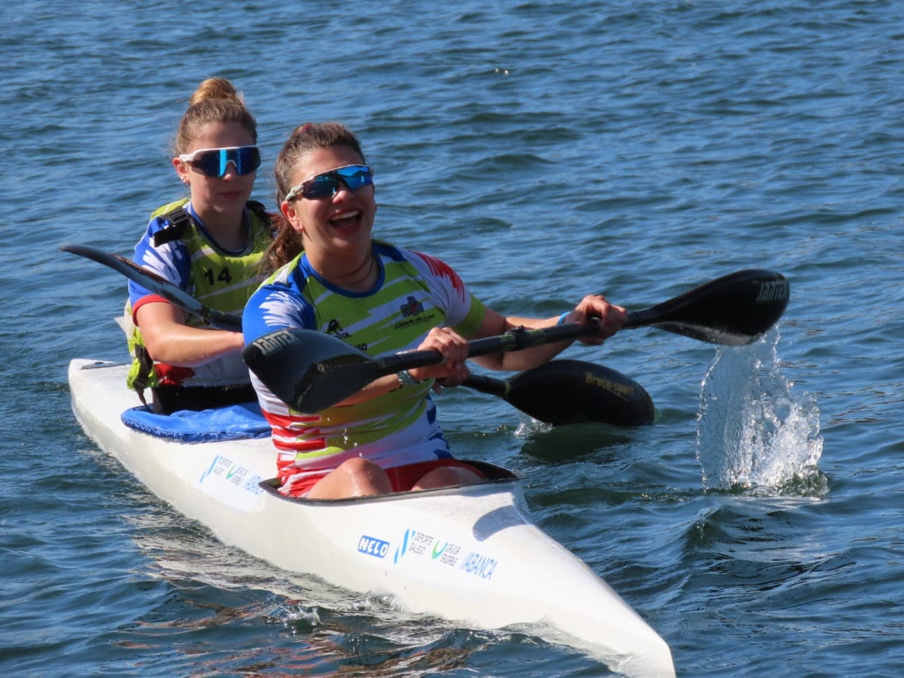 Dos piragüistas en un kayak doble en el agua