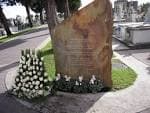 Monumento de piedra con ofrenda floral en el Cementerio de San Froilán