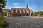 Vista exterior de la Colegiata do Sar con su fachada lateral y contrafuertes