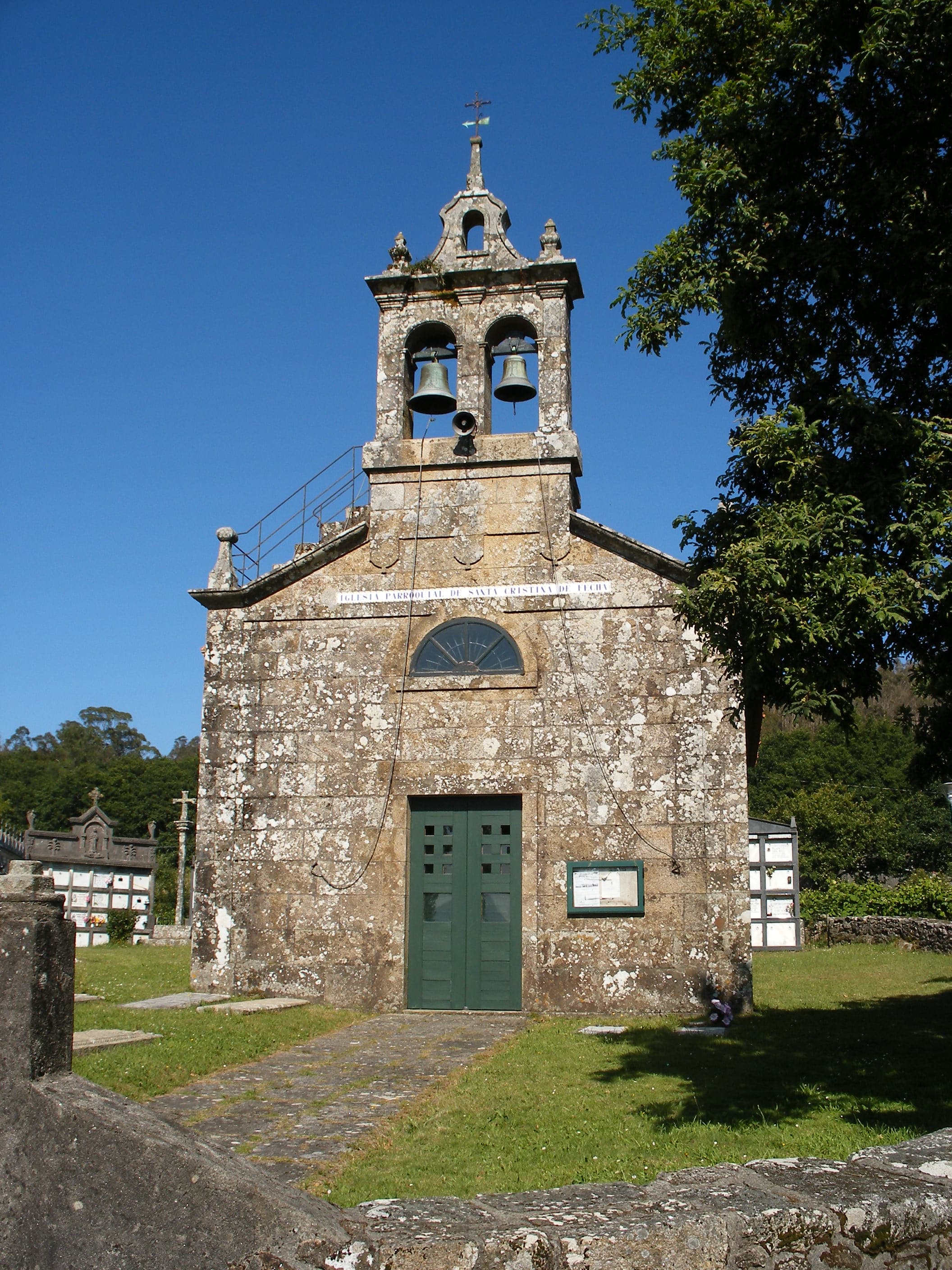 Exterior de la Iglesia de Santa Cristina de Fecha con su campanario