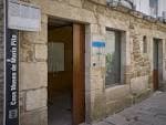 Entrada principal de la Casa Museo María Pita con puerta de madera y señalización