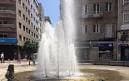 Primer plano de la Fuente de los Niños activa en la Glorieta de Compostela