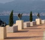 Esculturas y cipreses en el Paseo de Bouzas con vistas al mar