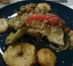 Plato de pescado con patatas y verduras, una opción gastronómica de la Vinoteca Confort