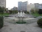 Fuente central con edificios al fondo en el Parque de San Diego