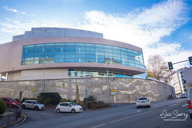 Vista exterior del edificio moderno de la Biblioteca Pública de San Francisco en Ourense