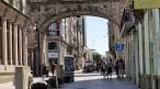Arco de Obispo Aguirre y calle peatonal en Lugo