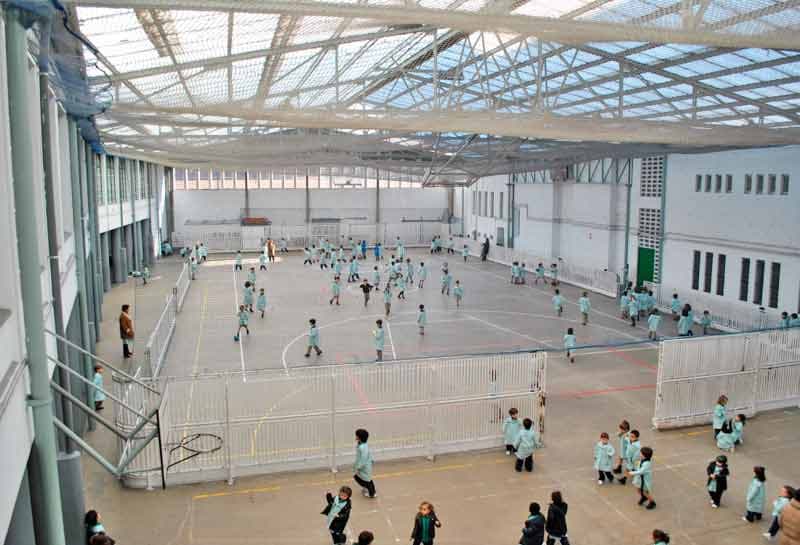 Gran pabellón deportivo cubierto con techo translúcido