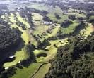 Vista aérea panorámica del campo de golf con sus hoyos y zonas verdes.