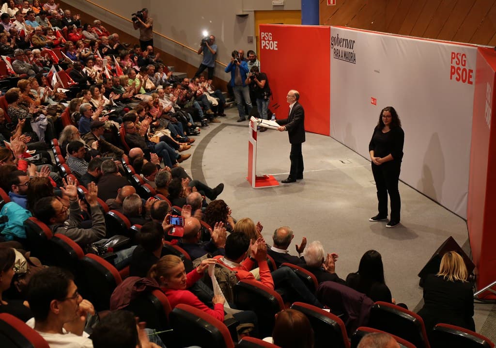 Sala de eventos con oradores y público en la sede del PSdeG-PSOE de Ourense