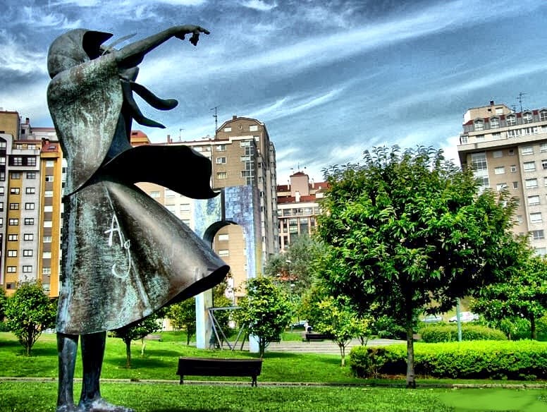 Estatua 'Aí veñen os mariñeiros' en la Praza de Mariñeiros