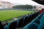 Perspectiva desde las gradas del Estadio de Barreiro hacia el campo y los edificios circundantes