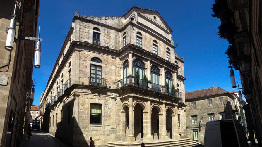 Vista exterior angular del Teatro Principal de Pontevedra
