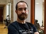Hombre con barba en un espacio de oficina o aula de Hack A Boss