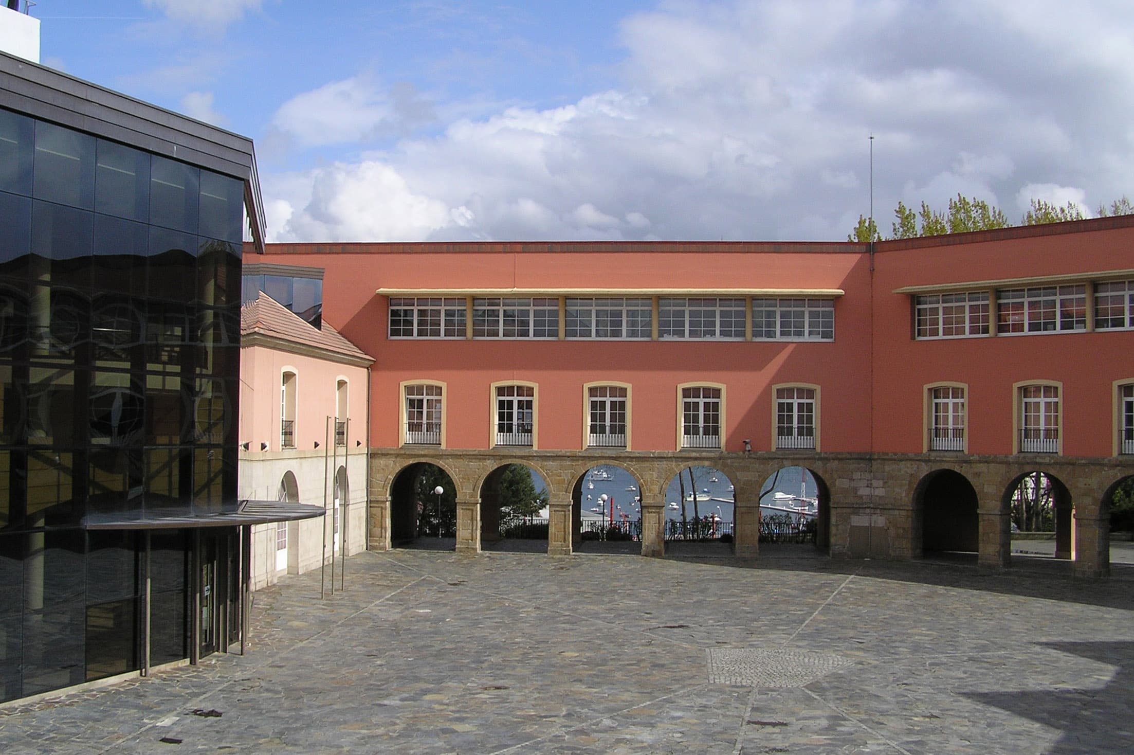 Vista del patio interior del Paraninfo de la Maestranza con edificio moderno y tradicional