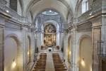 Interior de la iglesia con vista panorámica de la nave central y el altar mayor