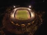 Vista aérea nocturna del estadio iluminado