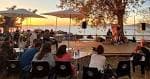Evento al aire libre en el chiringuito al atardecer con vistas al mar